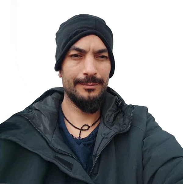 Mysia siyah kulakları örten polar bere